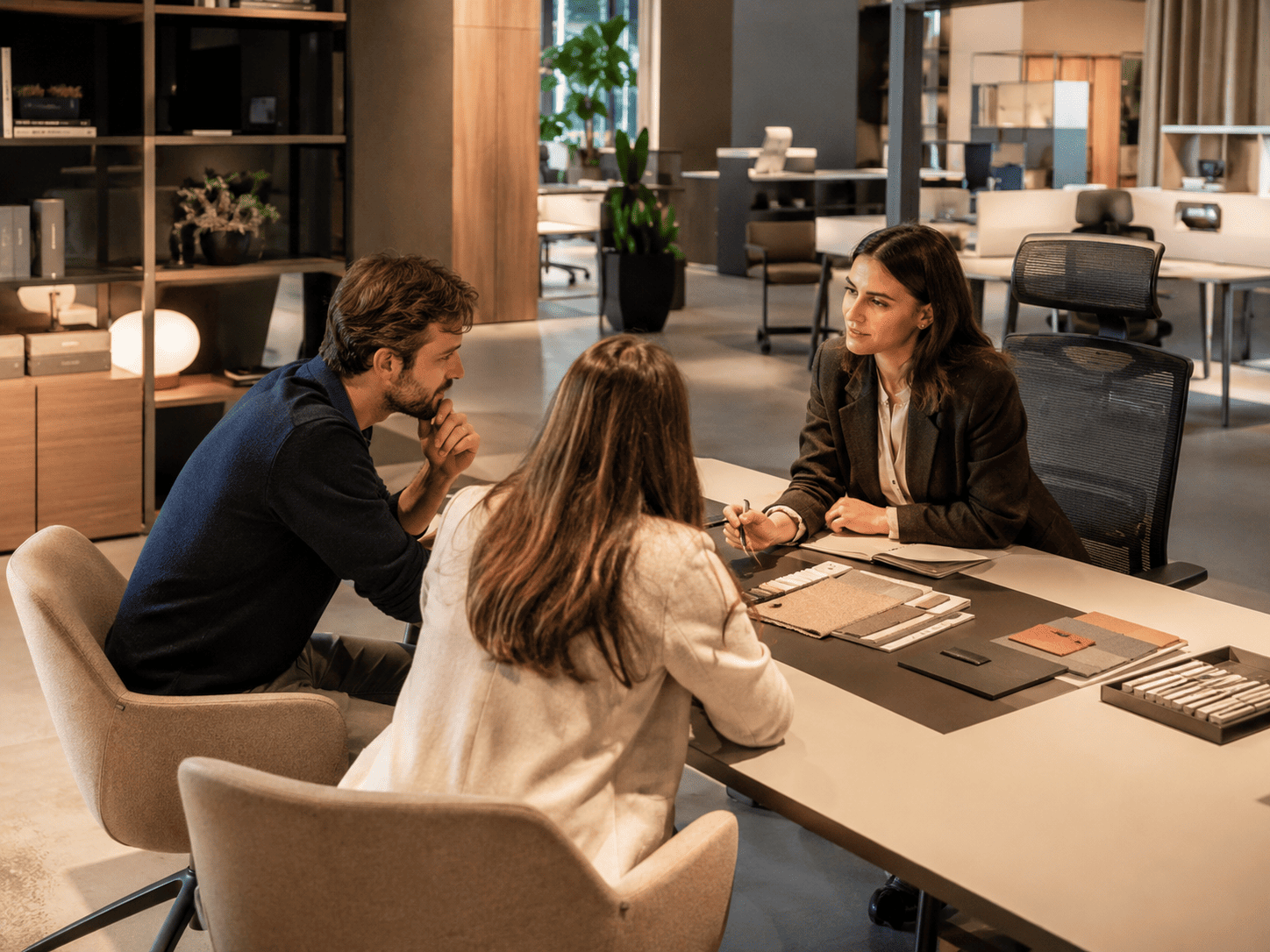 Team Ufficiostile al lavoro in showroom